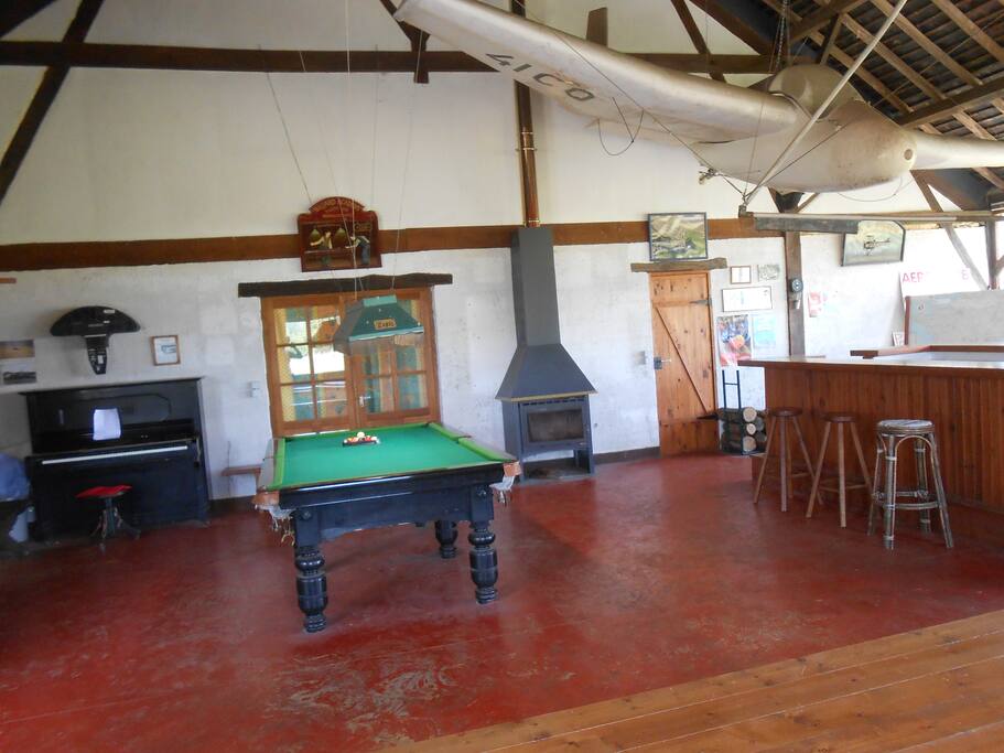 Un décor unique, avec le billard, la cheminée, le bar sous l'avion!