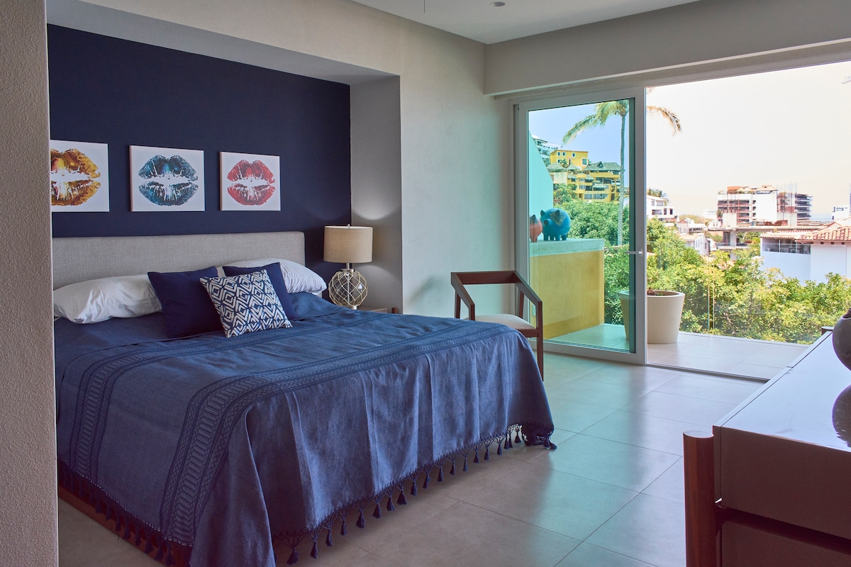 Првиот брачен апартман е со поглед кон океанот и има голема тераса.