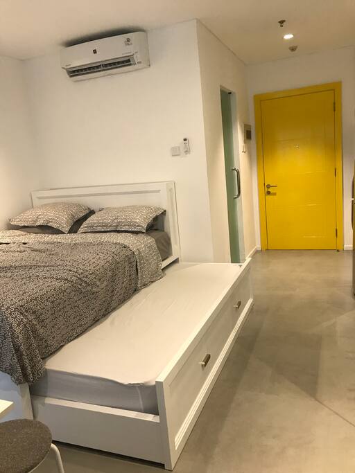 Queen bed & pull out double bed underneath