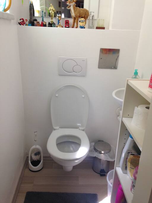 Toilette mit Fenster, Türe abschließbar.
