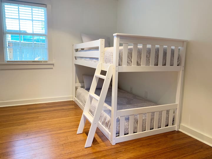 Literas con camas individuales súper cómodas. Estos están ubicados junto al dormitorio principal y separados por una puerta de bolsillo para mayor privacidad. 