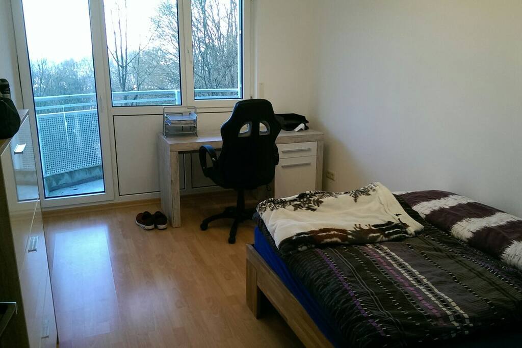 Separates Schlafzimmer mit Bett(200x140) Schreibtisch,Schuhschrank und Balkon