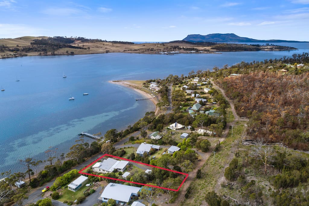 Spring Bay / Triabunna beach shack with studio. Houses for Rent in