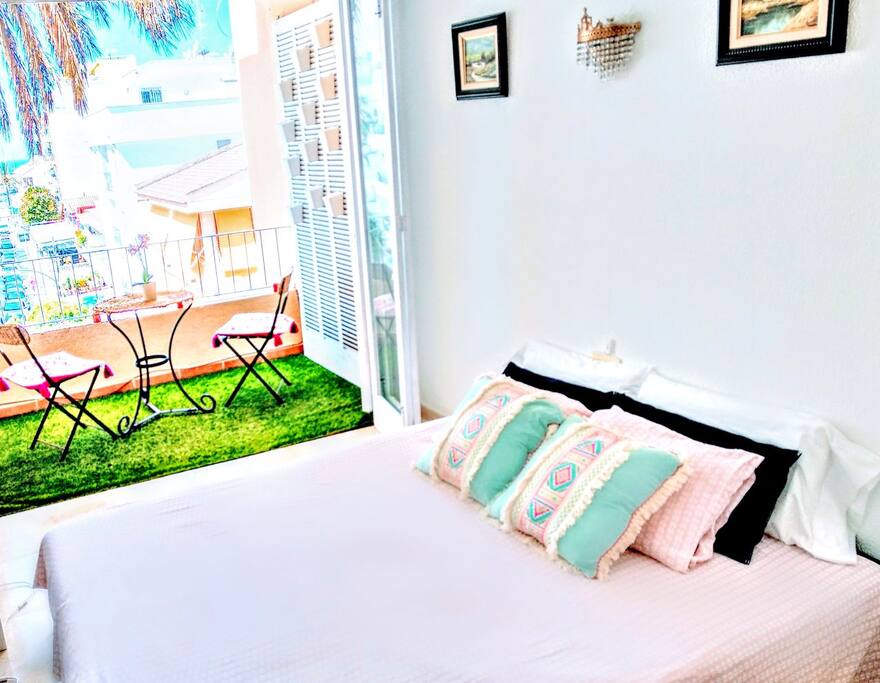 Second Bedroom with sea views terrace. Dormitorio con terraza y vistas al mar. Bed Queen Size