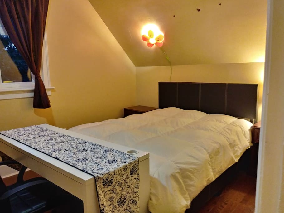 queen size bed with shared washroom