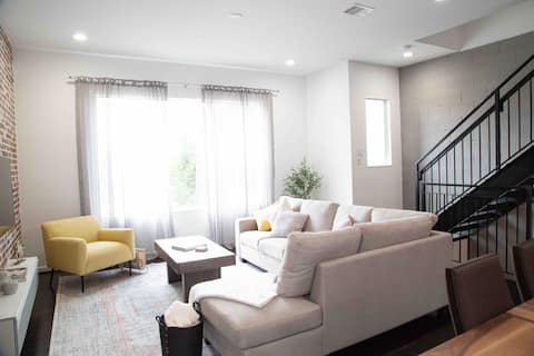 Successful Airbnb property: Modern Spacious Entire Townhouse- Museum District in Museum Park