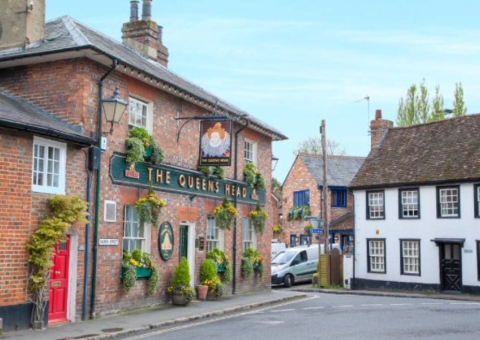 Friendly pub next door that serves Thai Food