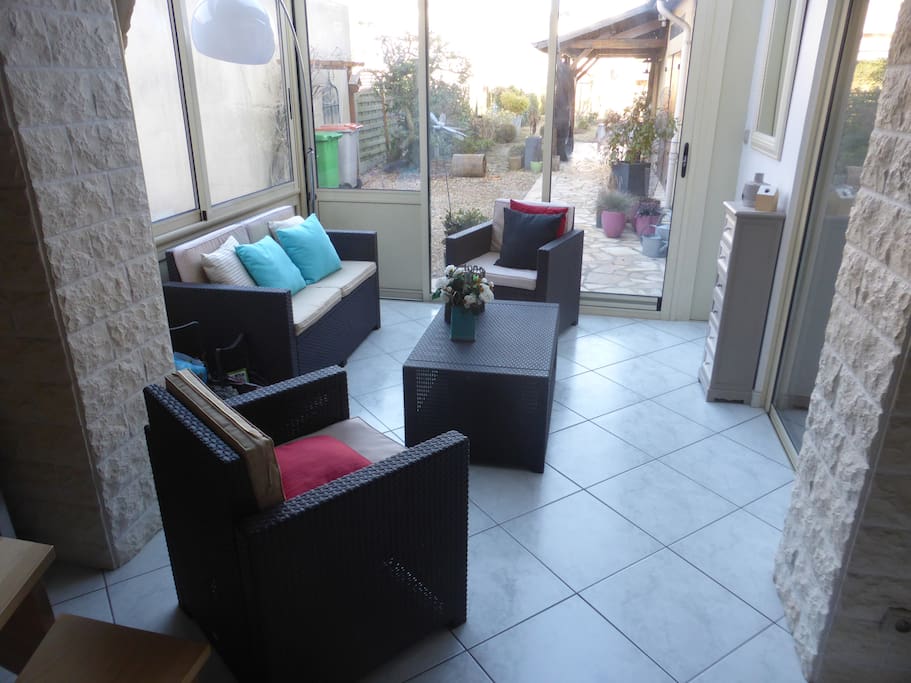 véranda pour prendre ces repas si mauvais temps dehors (mis en place chaises et table
