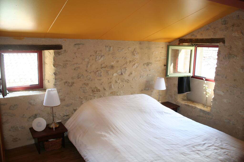 Chambre du haut avec commode, dressing et salle de bain a côté.