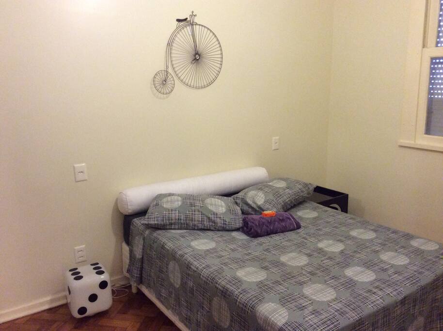 Quarto amplo com: cama de casal, TV tela plana com todos os canais a cabo, mesa e cadeira para computador e utensílios, estante, condicionador de ar split (silencioso), ventilador, roupa de cama e de banho.