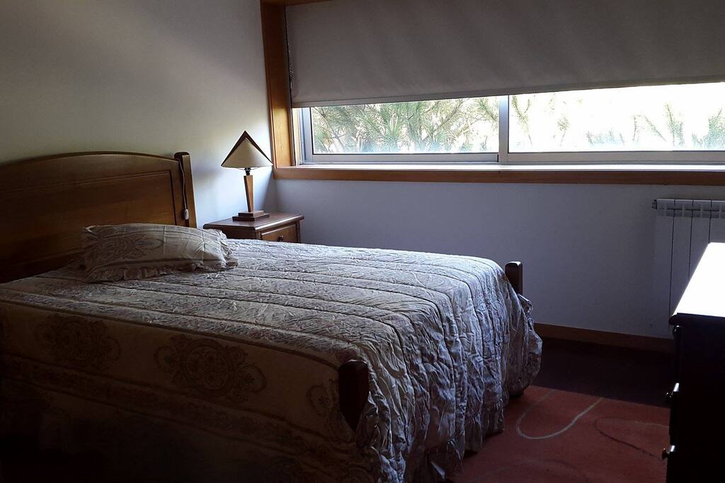 Quarto com cama de casal.