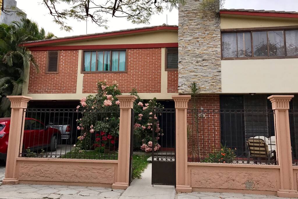 Fachada principal de la casa entrada independiente al cuarto