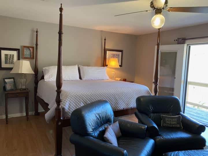 Მთავარი ფლიგელი სასეირნო ტერასით