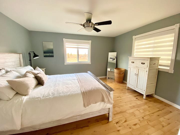 غرفة النوم الرئيسية سرير كوين، وأغطية ليلية للمصابيح بجانب السرير، ومرآة كاملة الطول، وأقرب وخزانة ملابس للتخزين 