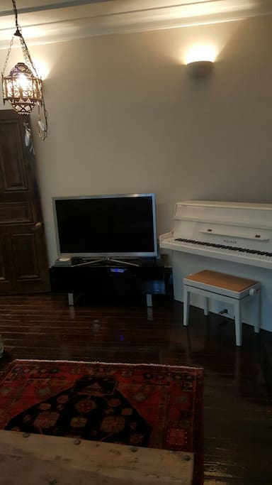 lounge has flat screen tv