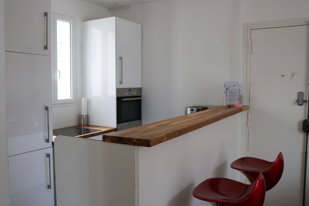 Open kitchen with bar
