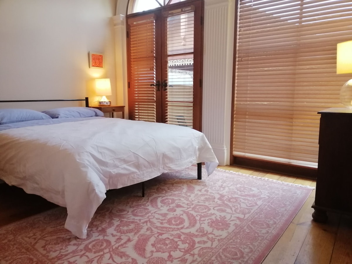 Teen spálňa s manželskou posteľou