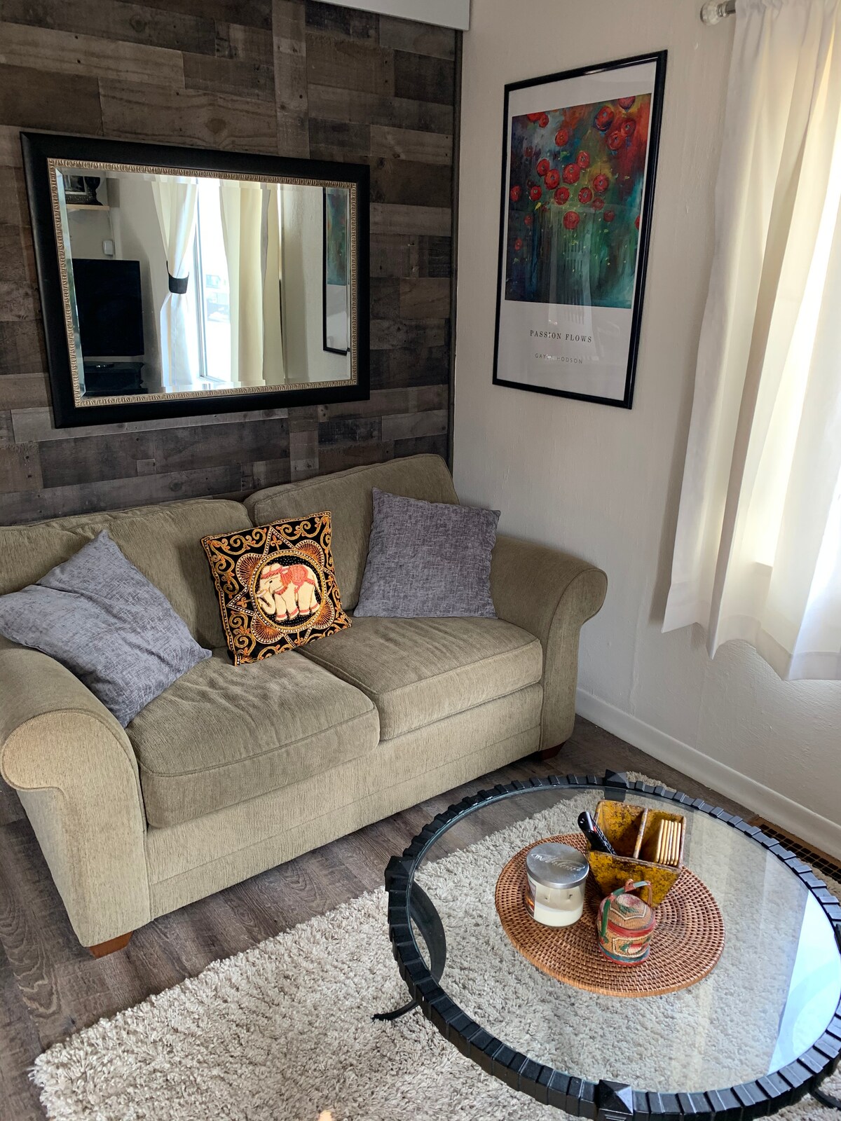 Sofá súper cómodo en la sala de estar