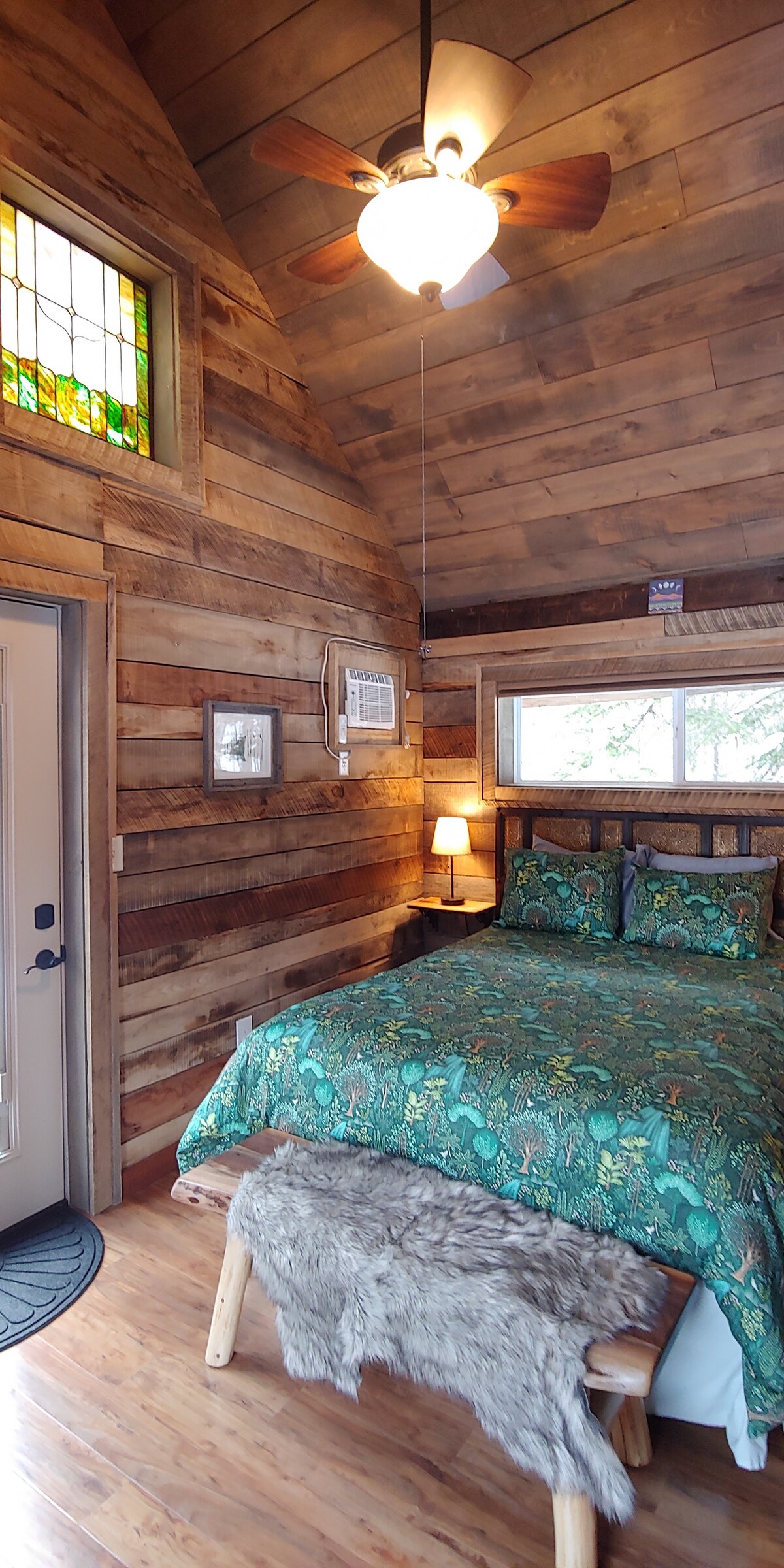 ห้องนอนด้านซ้ายมีหน้าต่างกระจกสีและม้านั่งขอบสดพร้อมที่ซ่อนสัตว์เทียม