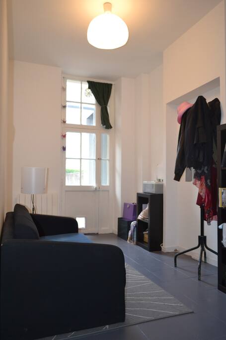 La 2ème chambre calme, fermée par un rideau pour un lit parapluie ou pour travailler