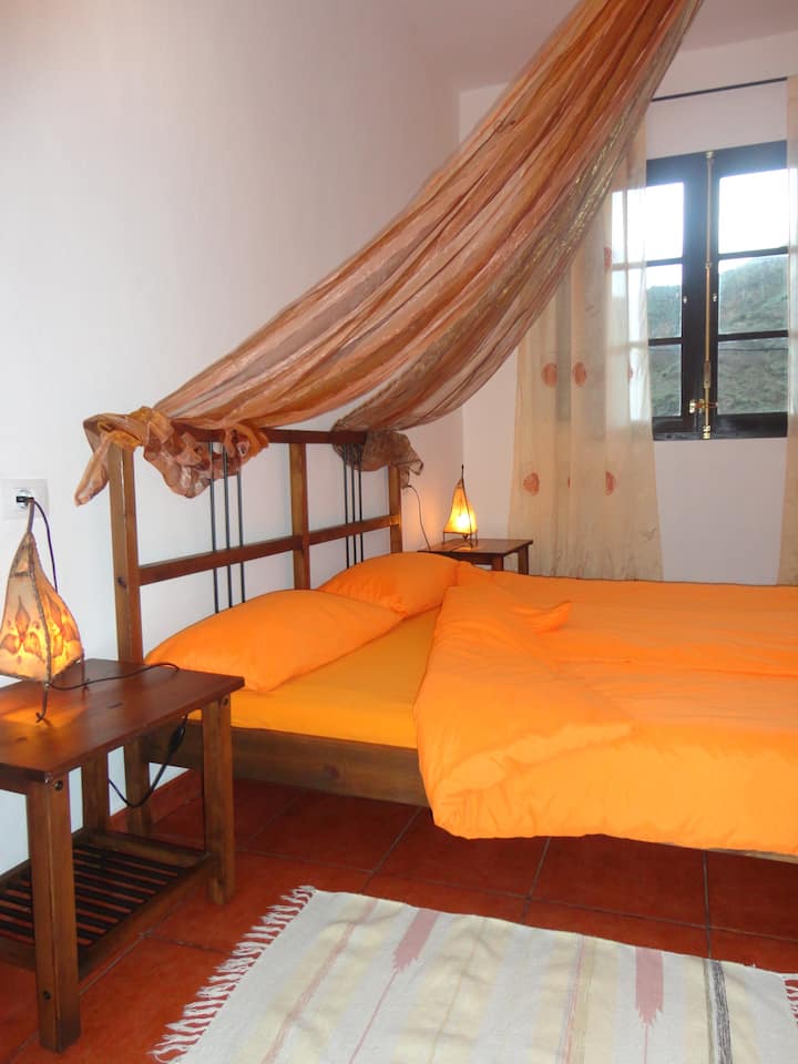 habitación con cama mediana