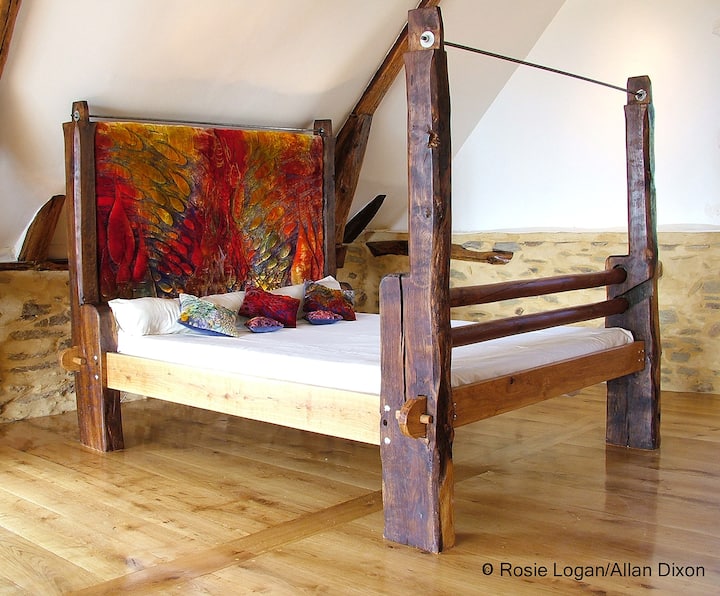 Dubová posteľ - upcyklovaný staroveký stav s dotykovým interiérom Rosie.