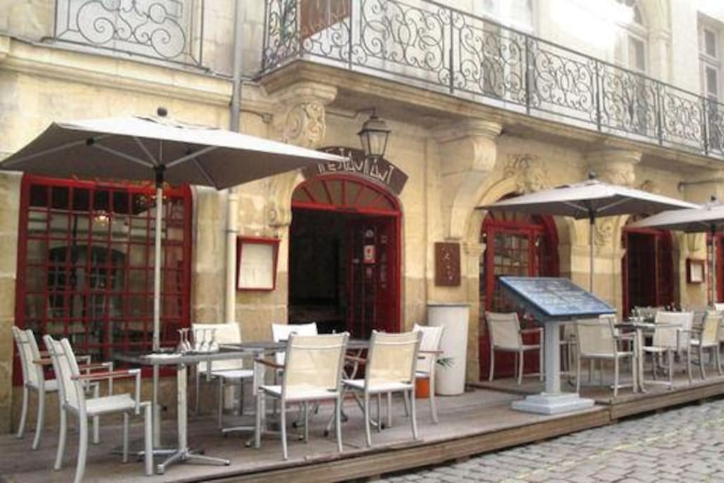 A Cantina, restaurant gardant le charme de l'ancien situé juste en face de l'appartement