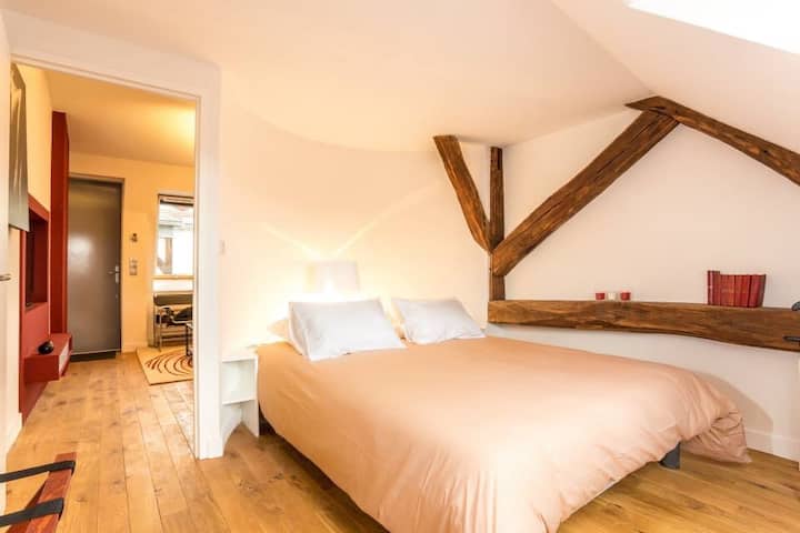 宽敞的卧室配备一张1.8米宽双人床，可欣赏圣贝尼恩教堂的壮丽景色。