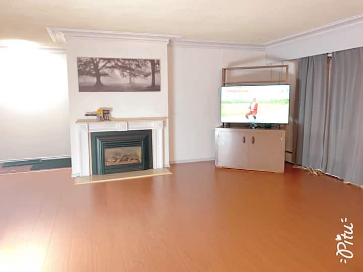 Comfy 1 Bed & Shared Bath Home Near Brentwood - Burnaby