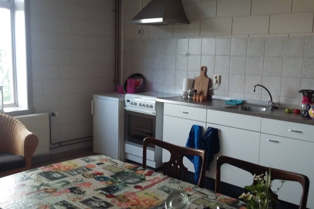 Keuken met koelkast, oven en 4 electrische kookpitten