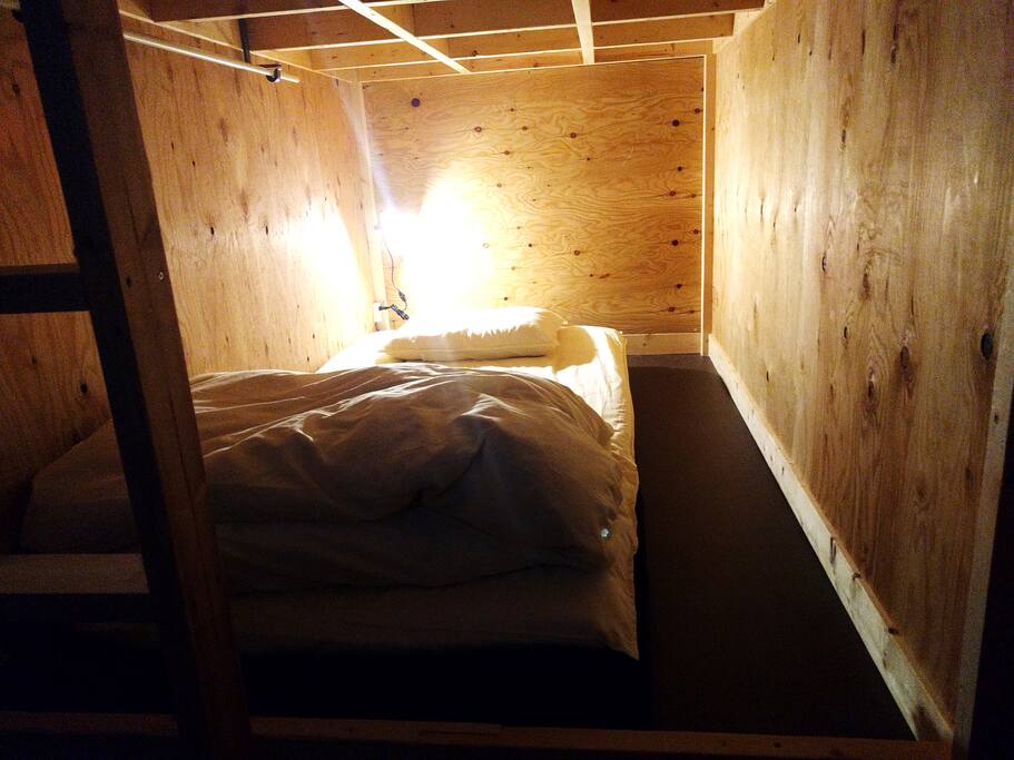 ベッドルーム / Bed Room
ベッドはマットプラスαのスペースで間仕切りがあり、寝台列車の様な小部屋になっています
Bed space has walls to separate the area.