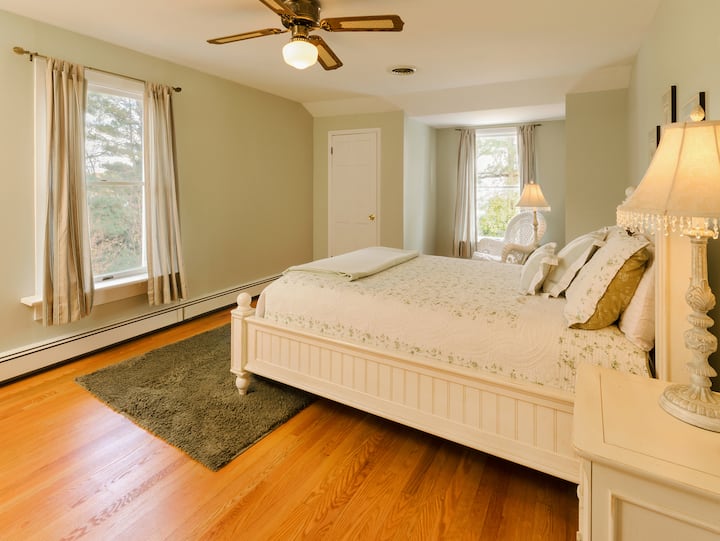 camera da letto queen-size al piano superiore con annesso per culla