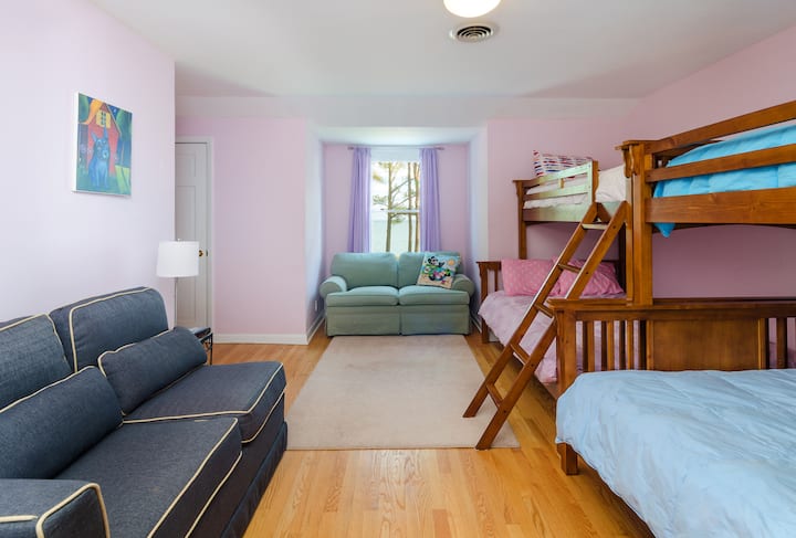 camera con letti a castello per bambini e due letti singoli su letti a castello