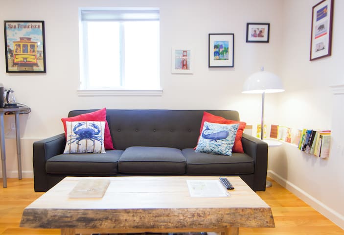 Garden suite in peaceful area by Metro subway