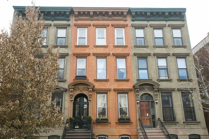 Huge 5BR Townhouse – LEGAL NYC B&B! gallery image 2
