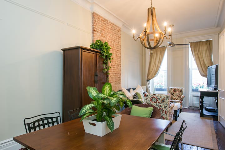 Huge 5BR Townhouse – LEGAL NYC B&B! gallery image 4