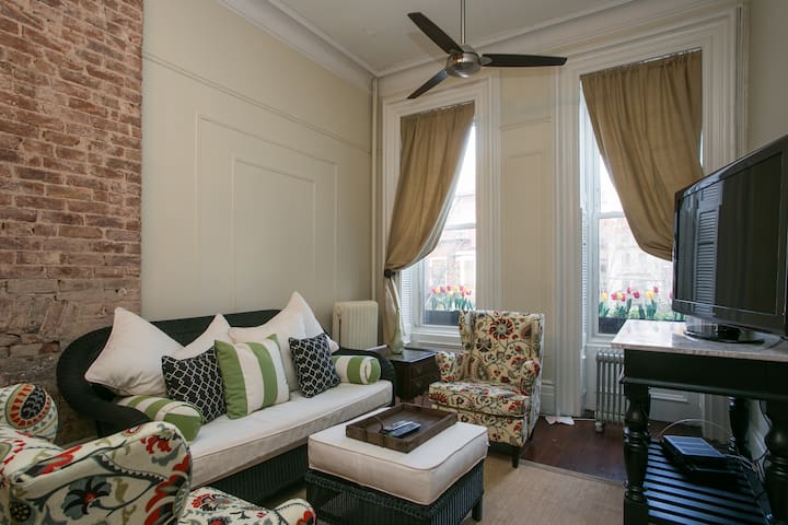 Huge 5BR Townhouse – LEGAL NYC B&B!