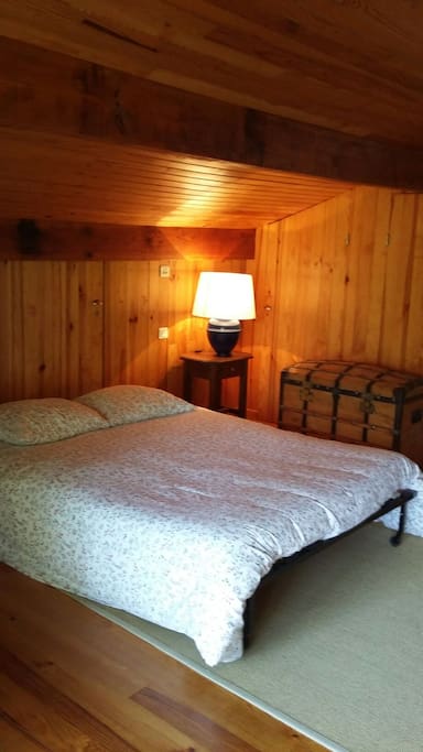 Chambre avec un lit double et un lit simple