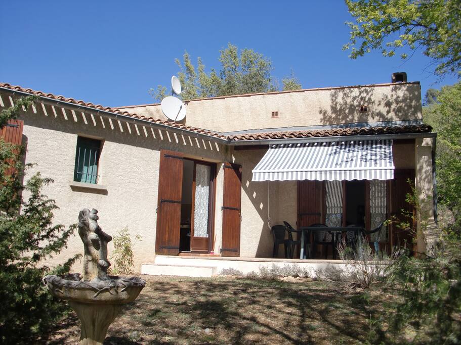 Terrasse donnant sur cuisine et salon