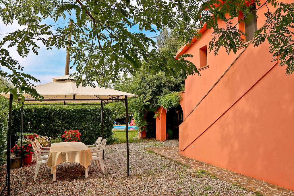 giardino degli ospiti
con gazebo tavolo
barbecue e ingresso
privato piscina