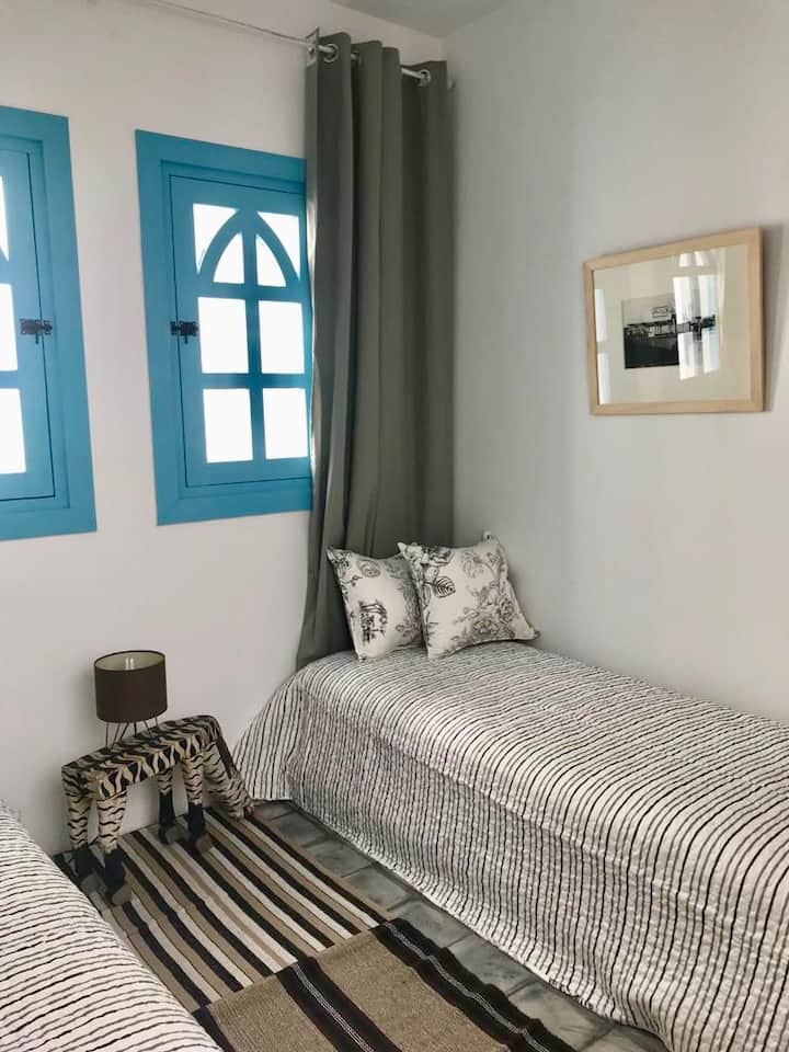 Dormitorio con 2 camas individuales (puede hacer una cama grande).
La habitación de 2 camas sencillas (puede hacer una doble)