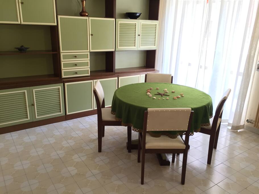 Salotto con poggiolo vista mare e divano letto matrimoniale