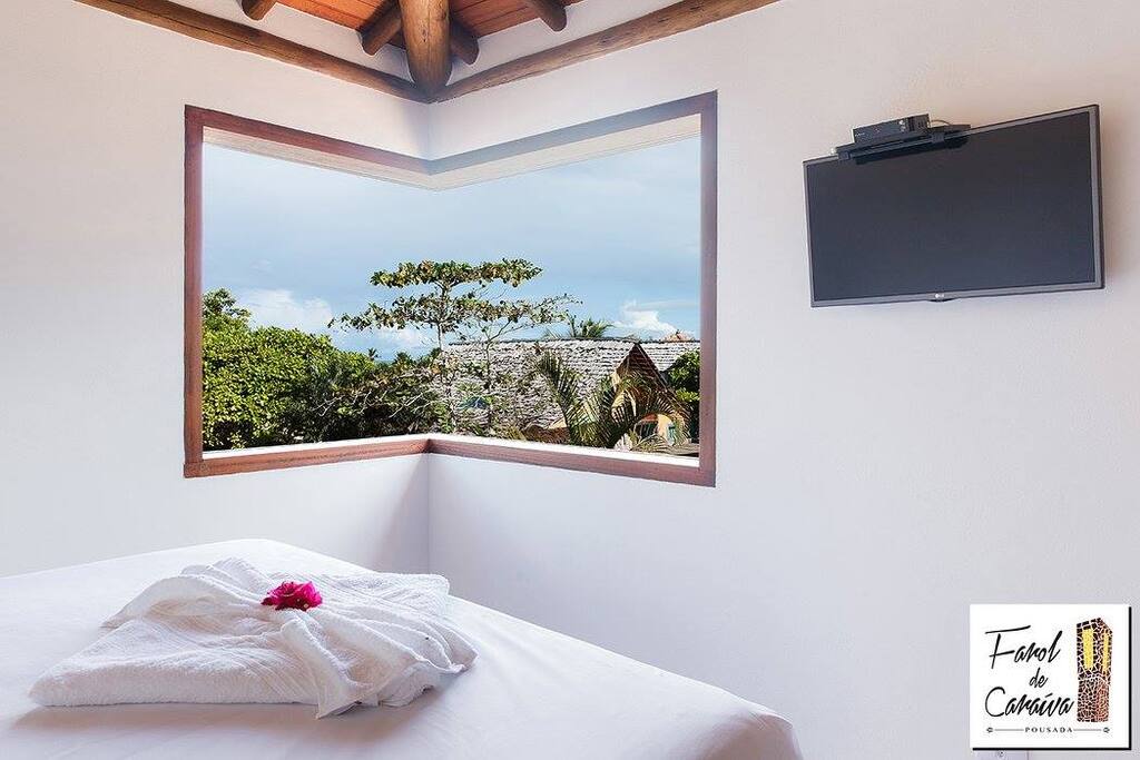 SUÍTE 1
Quarto para até 3 pessoas, com banheiro privativo, ar condicionado, cafeteira, TV, Wi-Fi e frigobar.
Opções: cama casal ou duas camas solteiro (+ cama auxiliar para a terceira pessoa)
Entrada e banheiro privativos.