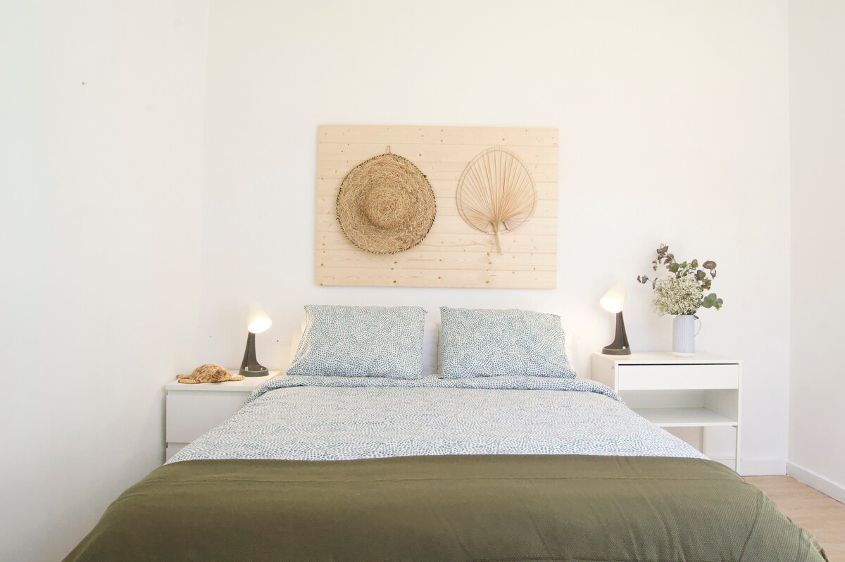 غرفة نوم. بسرير مزدوج بقياس 140 سم*190 سم