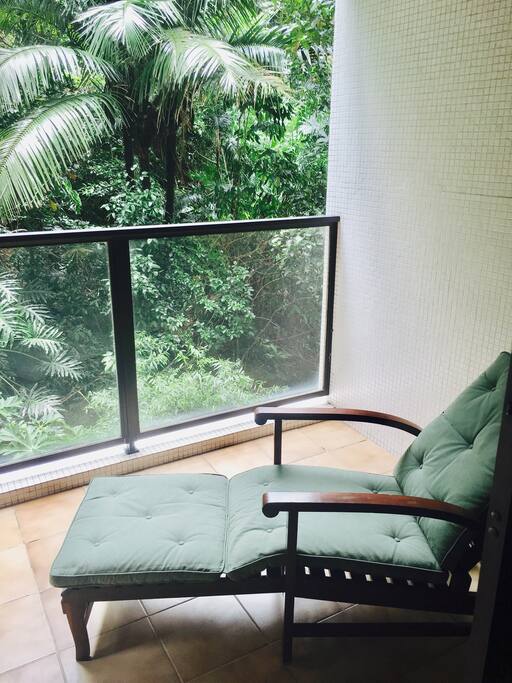 varanda com vista para mata