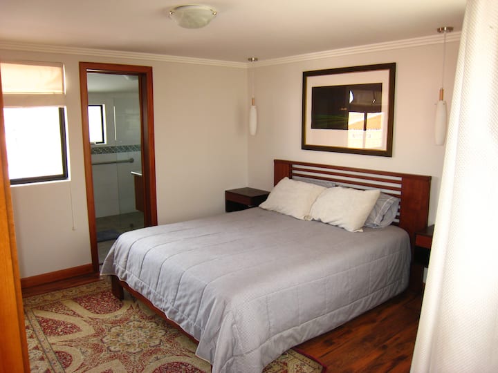 سرير فاخر بحجم كوين مع ملاءات عالية الجودة والكثير من البطانيات 