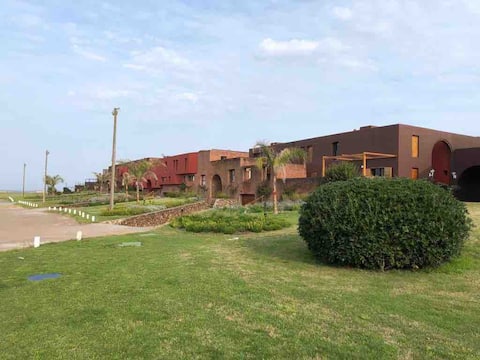 Top Airbnb: Oceanfront springs, swimming pool, services. in Manantiales