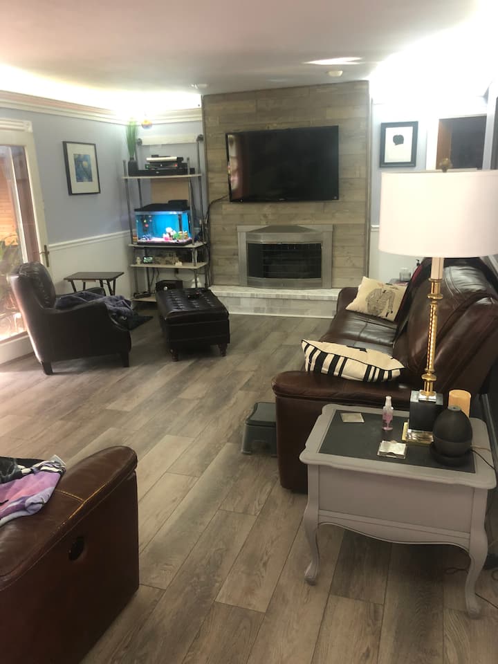 Ჩვენი ახალგარემონტებული მისაღები ოთახი.  ახალი, სუფთა და ნათელი.  50"Smart ტელევიზორი, აკვარიუმი სიმშვიდისთვის, არაპირდაპირ განათება და კომფორტული დასაჯდომი ადგილები.  