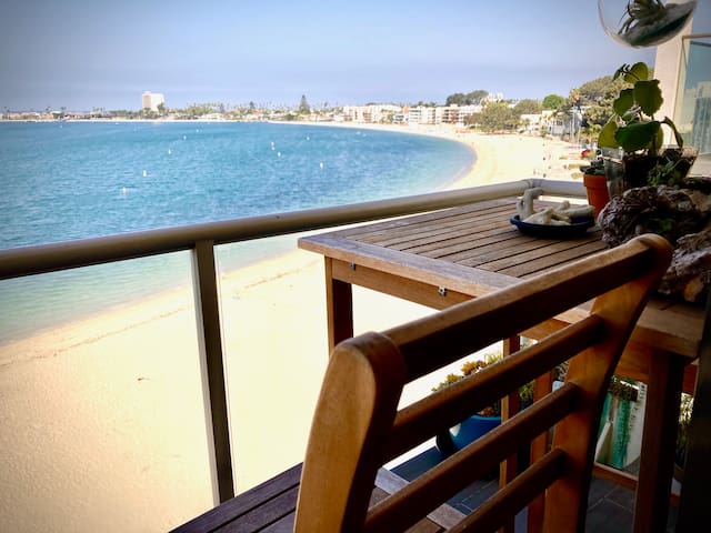 Killer Bay-front unit with amazing views