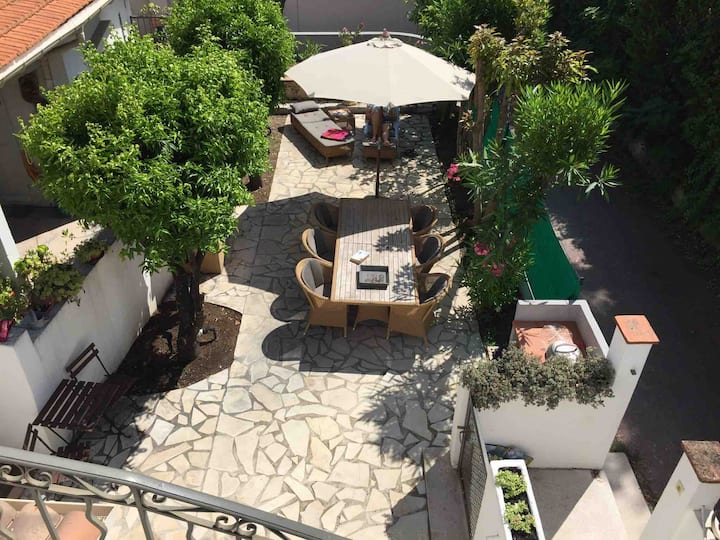 Cap d'Antibes, cozy, close to water, a/c, garden